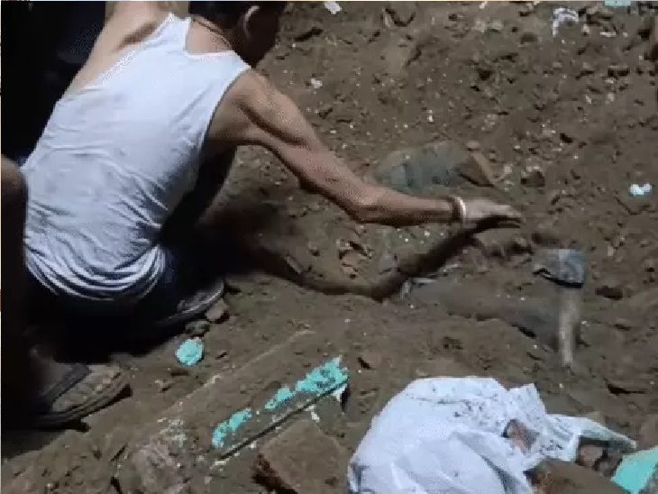अचानक घर की छत गिरने से पिता और दो बेटियों की मौत