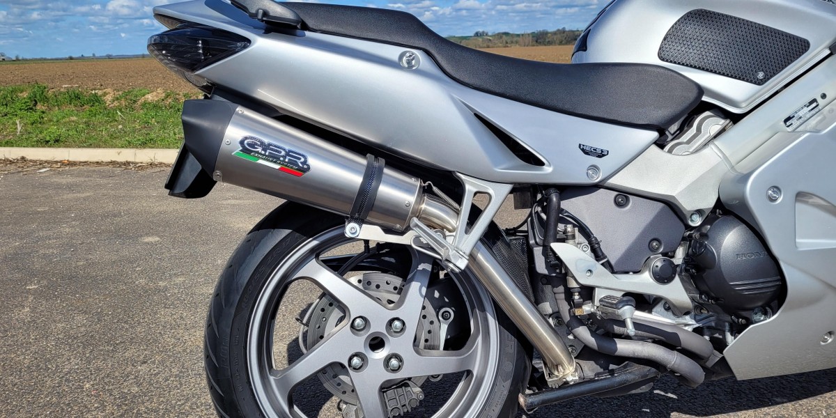 Best VFR800 Exhaust Systems for Performance & Sound